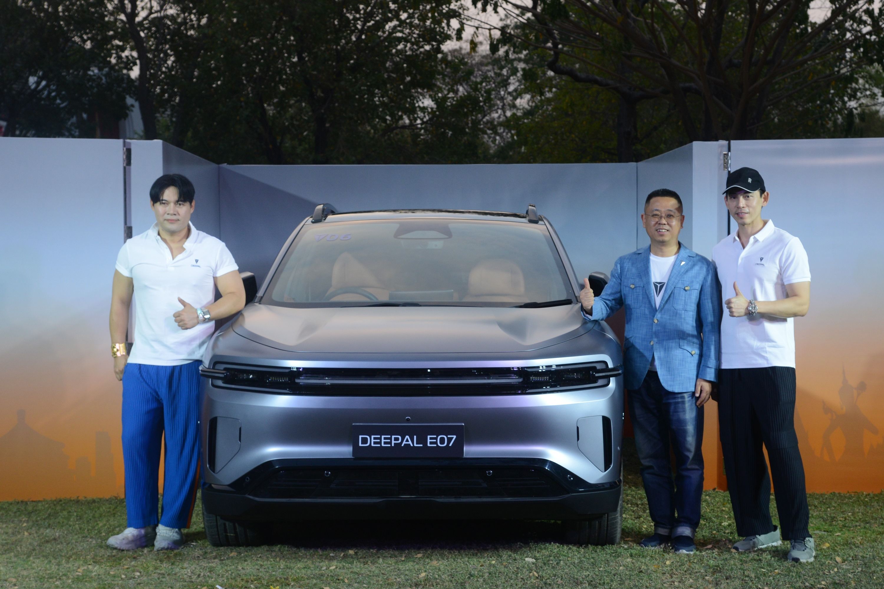 04 Mr. Zhou Qing and First Customers of DEEPAL 07.JPG